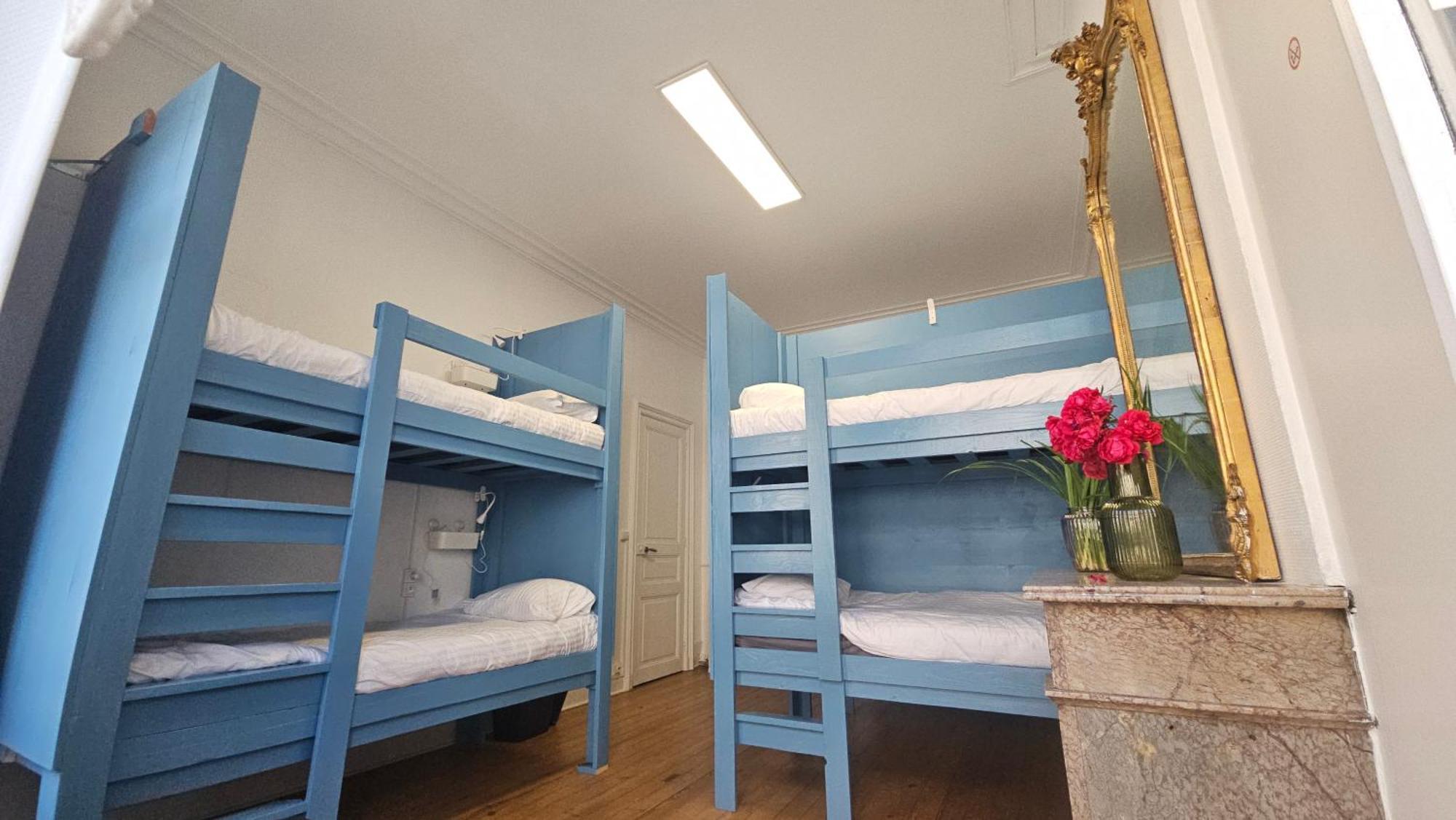 Bed In 6-Bed Mixed Dormitory Le Jardin Cafe Бордо Экстерьер фото