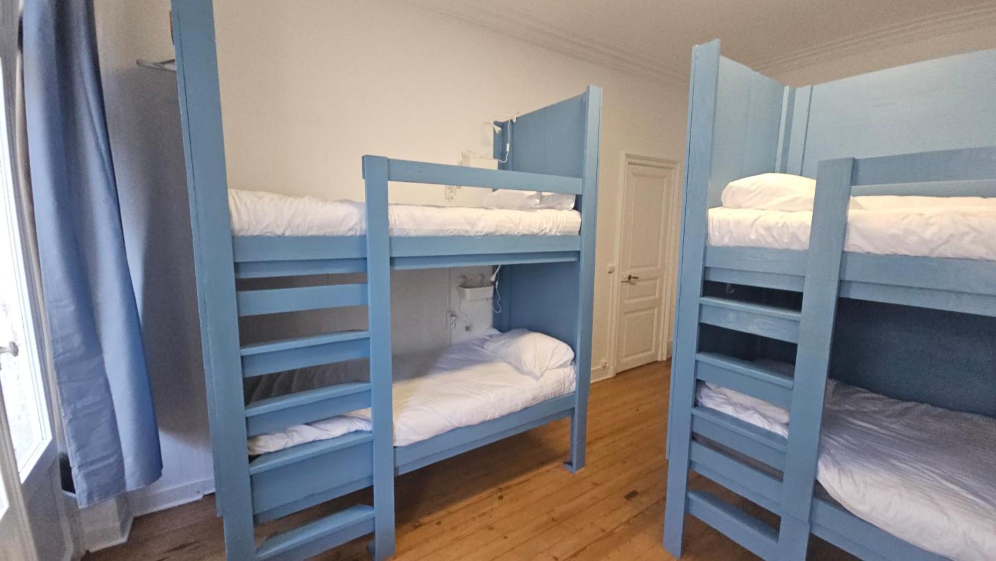 Bed In 6-Bed Mixed Dormitory Le Jardin Cafe Бордо Экстерьер фото