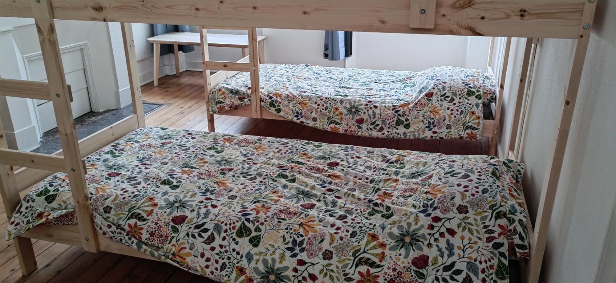 Bed In 6-Bed Mixed Dormitory Le Jardin Cafe Бордо Экстерьер фото